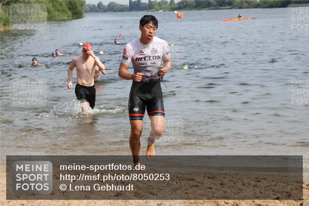15.06.2025 - 27. Vierlanden-Triathlon Lena Gebhardt http://msf.ph/oto/8050253 15.06.2025 09:57:16 Schwimmen 263, 293, 296, 343 meine-sportfotos.de