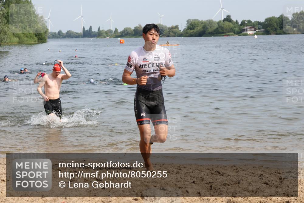 15.06.2025 - 27. Vierlanden-Triathlon Lena Gebhardt http://msf.ph/oto/8050255 15.06.2025 09:57:17 Schwimmen 263, 293, 296, 324, 343 meine-sportfotos.de