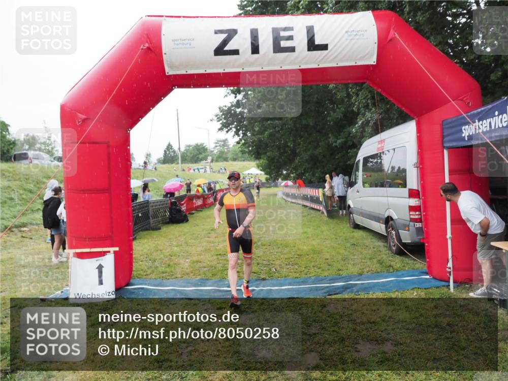 21.06.2025 - 27. Vierlanden-Triathlon MichiJ http://msf.ph/oto/8050258 15.06.2026 14:31:40 Ziel 1243, 1257 meine-sportfotos.de