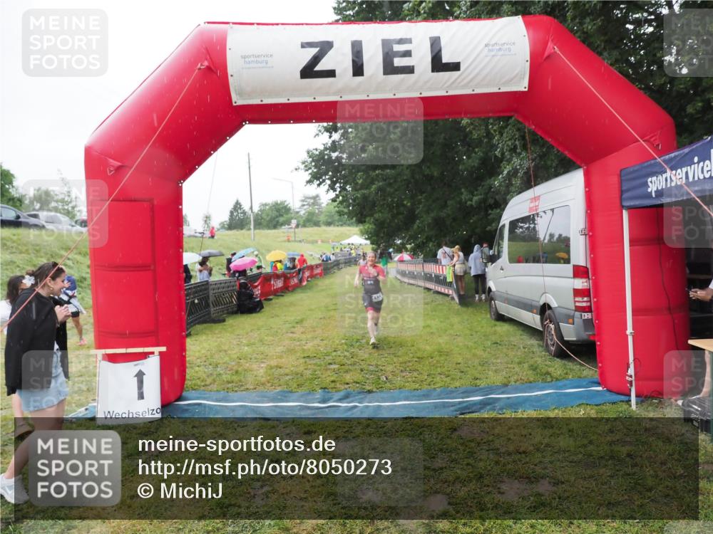 21.06.2025 - 27. Vierlanden-Triathlon MichiJ http://msf.ph/oto/8050273 15.06.2026 14:32:47 Ziel 1179 meine-sportfotos.de