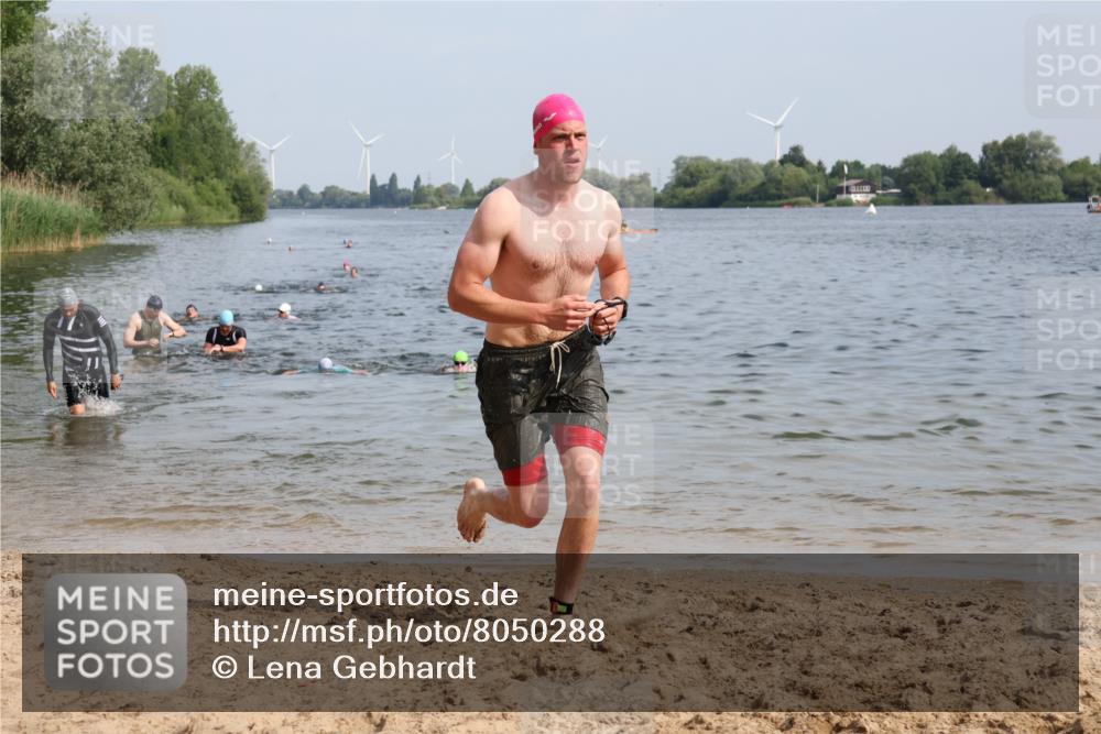 15.06.2025 - 27. Vierlanden-Triathlon Lena Gebhardt http://msf.ph/oto/8050288 15.06.2025 09:57:26 Schwimmen 293, 309, 324, 343 meine-sportfotos.de