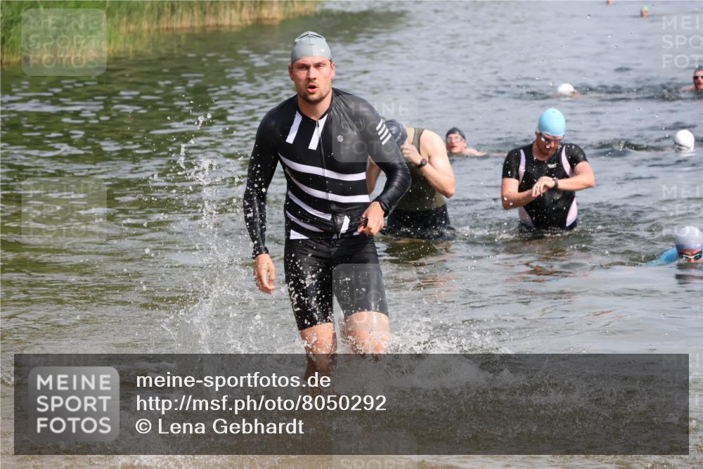 15.06.2025 - 27. Vierlanden-Triathlon Lena Gebhardt http://msf.ph/oto/8050292 15.06.2025 09:57:28 Schwimmen 287, 293, 298, 309, 324, 343 meine-sportfotos.de