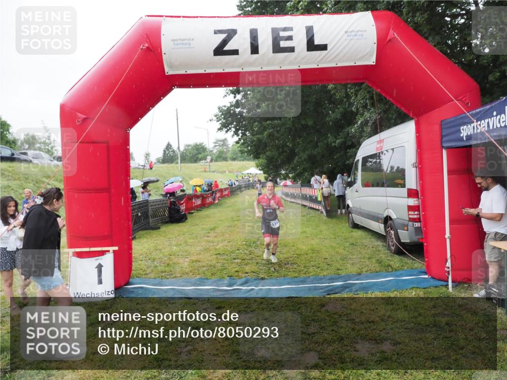 21.06.2025 - 27. Vierlanden-Triathlon MichiJ http://msf.ph/oto/8050293 15.06.2026 14:32:48 Ziel 1179 meine-sportfotos.de