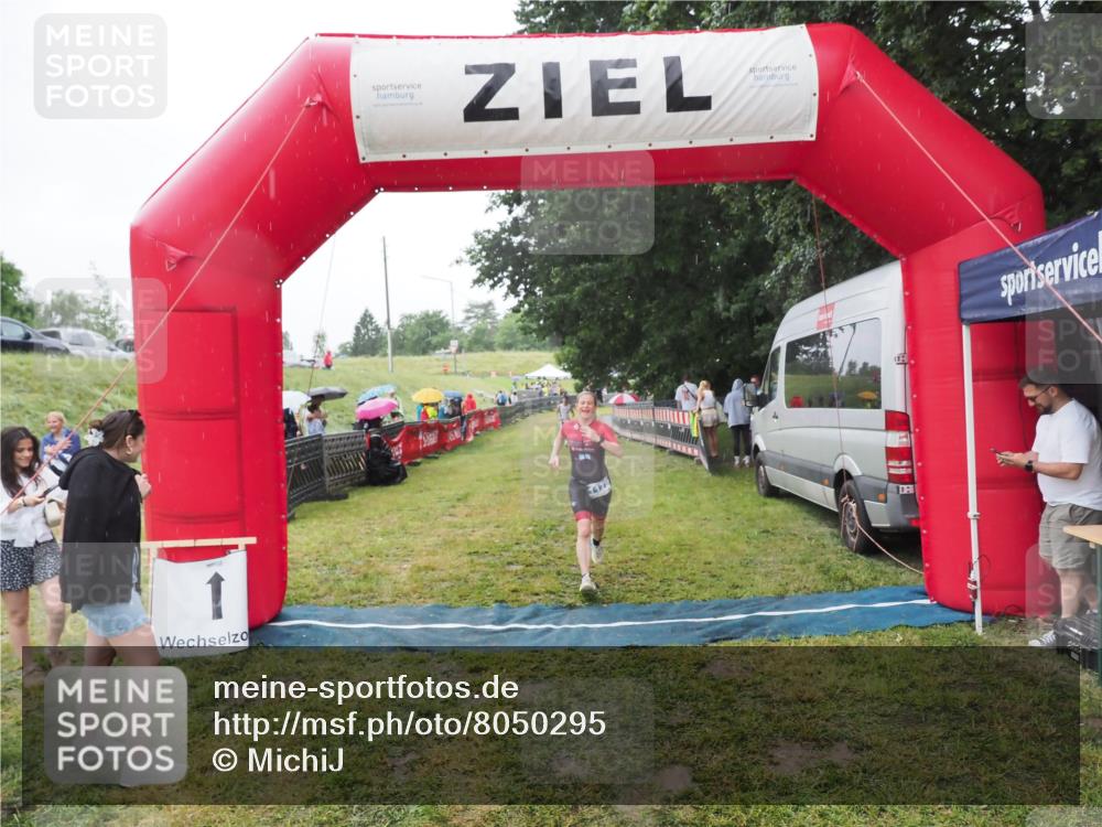21.06.2025 - 27. Vierlanden-Triathlon MichiJ http://msf.ph/oto/8050295 15.06.2026 14:32:48 Ziel 1179 meine-sportfotos.de