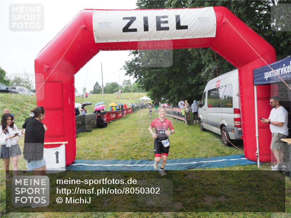 21.06.2025 - 27. Vierlanden-Triathlon MichiJ http://msf.ph/oto/8050302 15.06.2026 14:32:49 Ziel 1179 meine-sportfotos.de