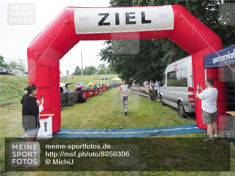 21.06.2025 - 27. Vierlanden-Triathlon MichiJ http://msf.ph/oto/8050306 15.06.2026 14:32:54 Ziel 71, 1179 meine-sportfotos.de