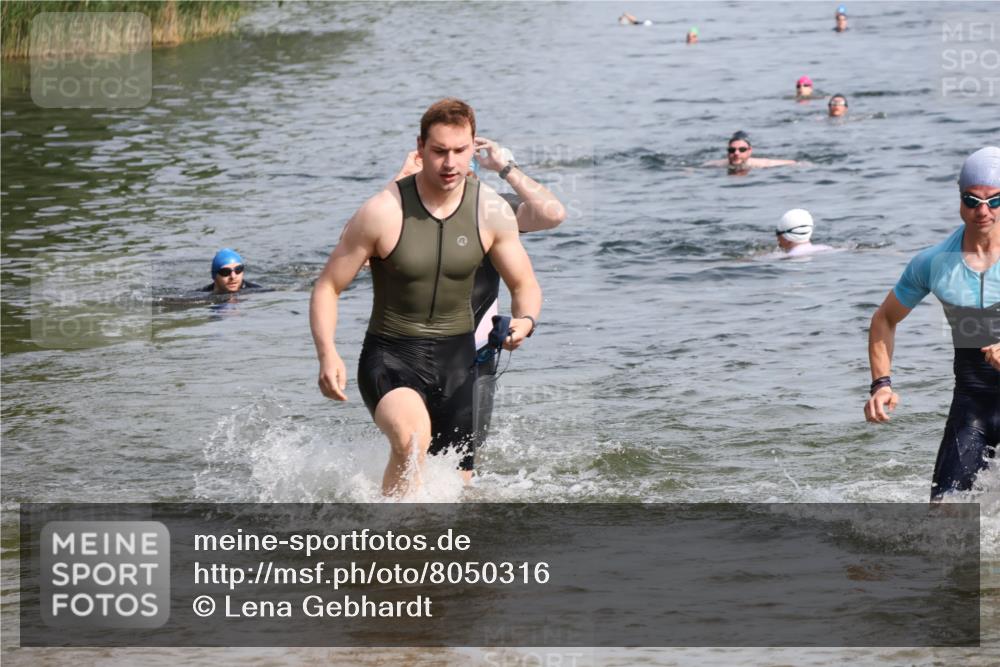 15.06.2025 - 27. Vierlanden-Triathlon Lena Gebhardt http://msf.ph/oto/8050316 15.06.2025 09:57:34 Schwimmen 287, 298, 309, 324, 340 meine-sportfotos.de