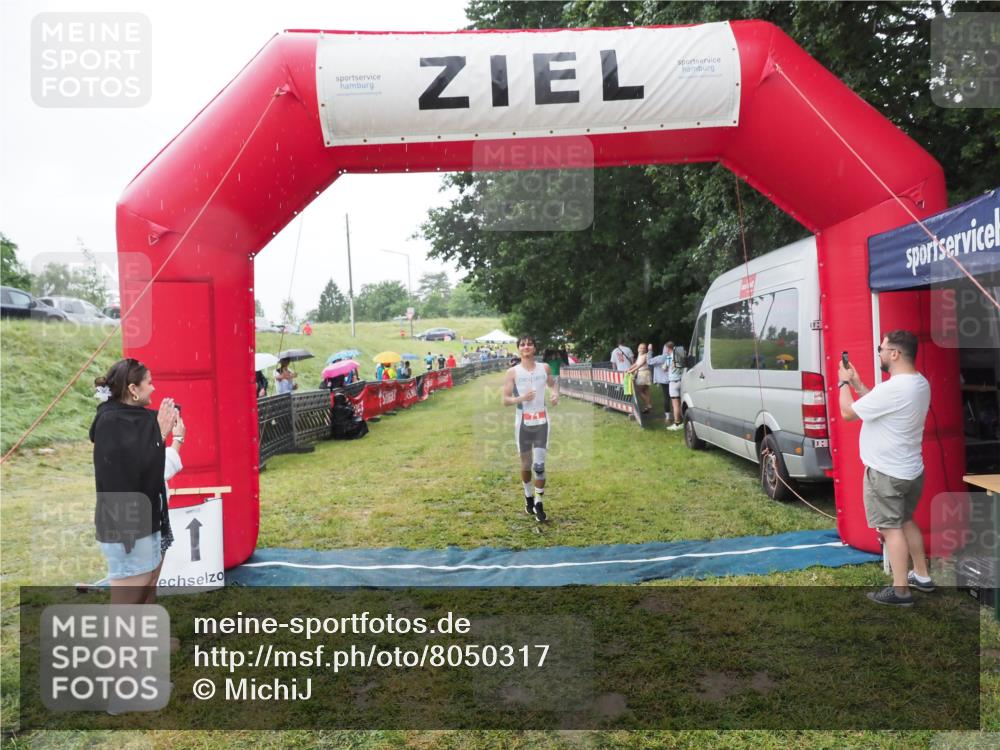 21.06.2025 - 27. Vierlanden-Triathlon MichiJ http://msf.ph/oto/8050317 15.06.2026 14:32:54 Ziel 71, 1179 meine-sportfotos.de