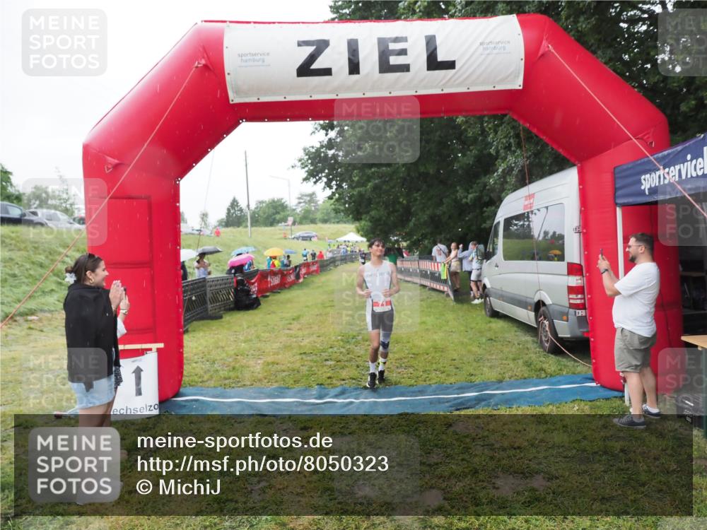 21.06.2025 - 27. Vierlanden-Triathlon MichiJ http://msf.ph/oto/8050323 15.06.2026 14:32:55 Ziel 71, 1179 meine-sportfotos.de
