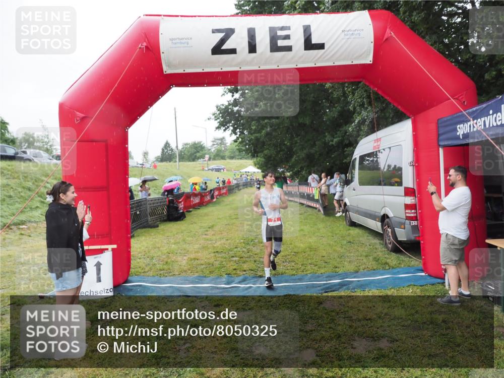 21.06.2025 - 27. Vierlanden-Triathlon MichiJ http://msf.ph/oto/8050325 15.06.2026 14:32:55 Ziel 71, 1179 meine-sportfotos.de
