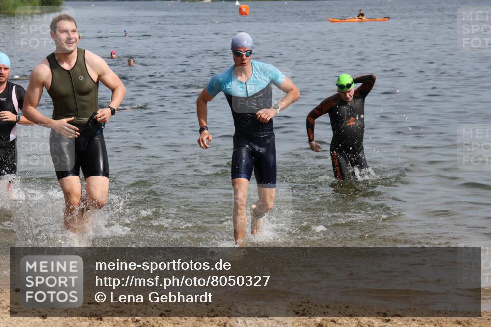 15.06.2025 - 27. Vierlanden-Triathlon Lena Gebhardt http://msf.ph/oto/8050327 15.06.2025 09:57:36 Schwimmen 287, 298, 309, 324, 340, 827 meine-sportfotos.de