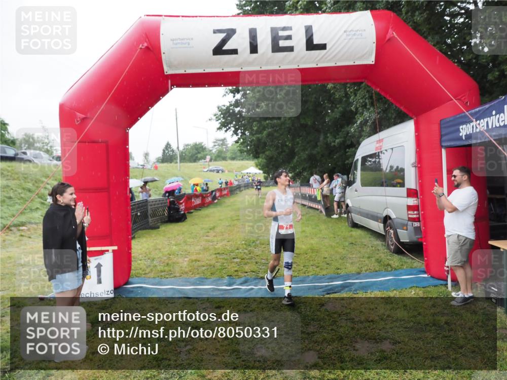 21.06.2025 - 27. Vierlanden-Triathlon MichiJ http://msf.ph/oto/8050331 15.06.2026 14:32:55 Ziel 71, 1179 meine-sportfotos.de