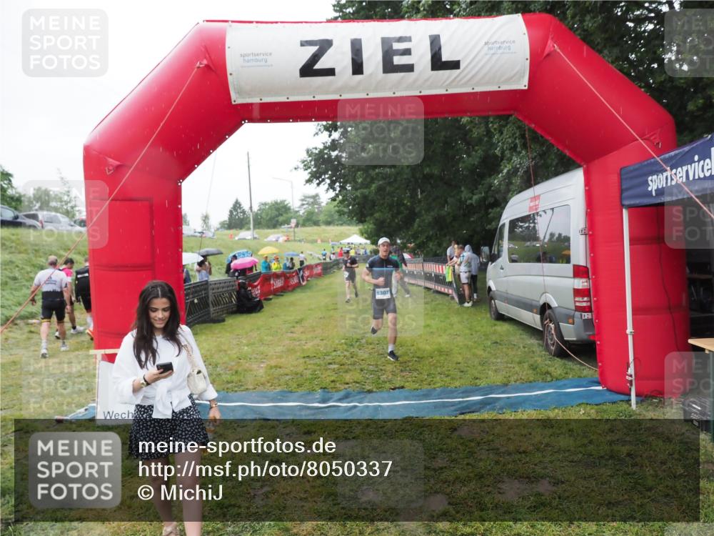 21.06.2025 - 27. Vierlanden-Triathlon MichiJ http://msf.ph/oto/8050337 15.06.2026 14:33:02 Ziel 1262, 1307 meine-sportfotos.de