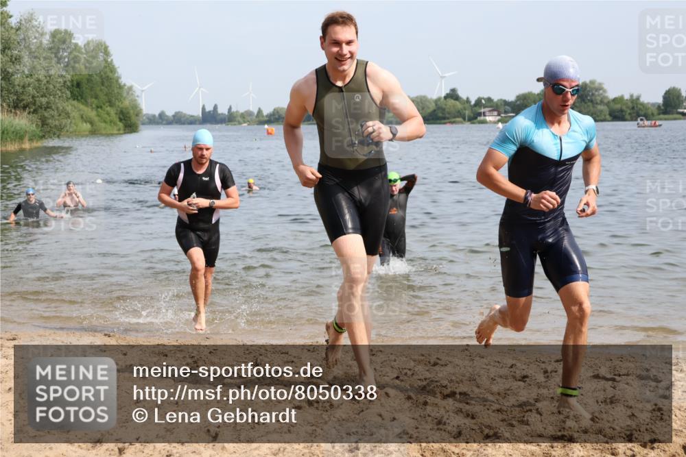 15.06.2025 - 27. Vierlanden-Triathlon Lena Gebhardt http://msf.ph/oto/8050338 15.06.2025 09:57:38 Schwimmen 287, 298, 309, 340, 827 meine-sportfotos.de
