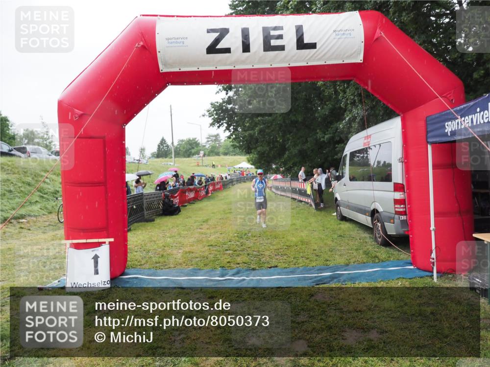 21.06.2025 - 27. Vierlanden-Triathlon MichiJ http://msf.ph/oto/8050373 15.06.2026 14:33:26 Ziel 1250 meine-sportfotos.de