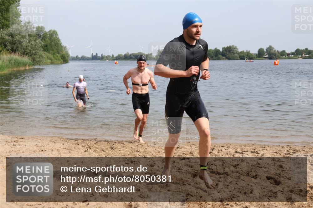 15.06.2025 - 27. Vierlanden-Triathlon Lena Gebhardt http://msf.ph/oto/8050381 15.06.2025 09:57:50 Schwimmen 291, 330, 347, 827 meine-sportfotos.de