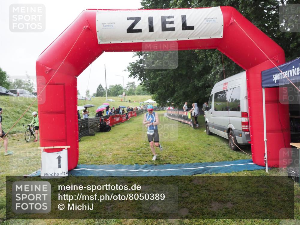 21.06.2025 - 27. Vierlanden-Triathlon MichiJ http://msf.ph/oto/8050389 15.06.2026 14:33:27 Ziel 1250 meine-sportfotos.de