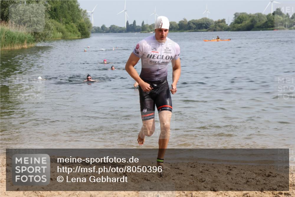 15.06.2025 - 27. Vierlanden-Triathlon Lena Gebhardt http://msf.ph/oto/8050396 15.06.2025 09:57:55 Schwimmen 291, 330, 347, 827 meine-sportfotos.de