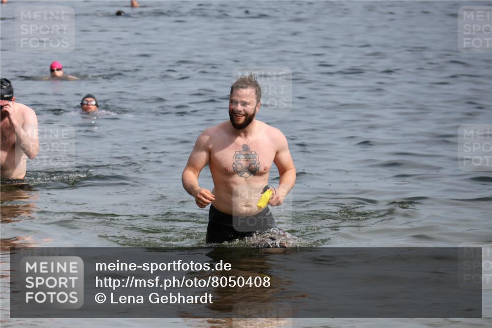 15.06.2025 - 27. Vierlanden-Triathlon Lena Gebhardt http://msf.ph/oto/8050408 15.06.2025 09:58:02 Schwimmen 289, 321, 347 meine-sportfotos.de
