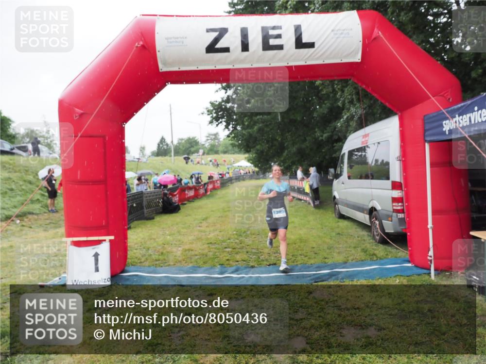 21.06.2025 - 27. Vierlanden-Triathlon MichiJ http://msf.ph/oto/8050436 15.06.2026 14:34:29 Ziel 1289 meine-sportfotos.de