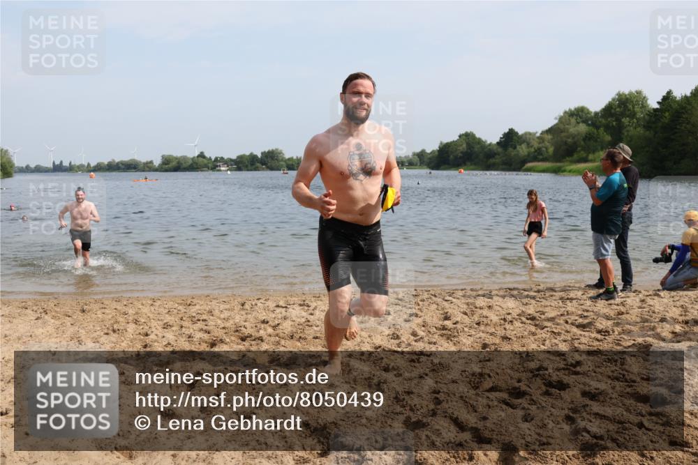 15.06.2025 - 27. Vierlanden-Triathlon Lena Gebhardt http://msf.ph/oto/8050439 15.06.2025 09:58:09 Schwimmen 289, 321, 360 meine-sportfotos.de