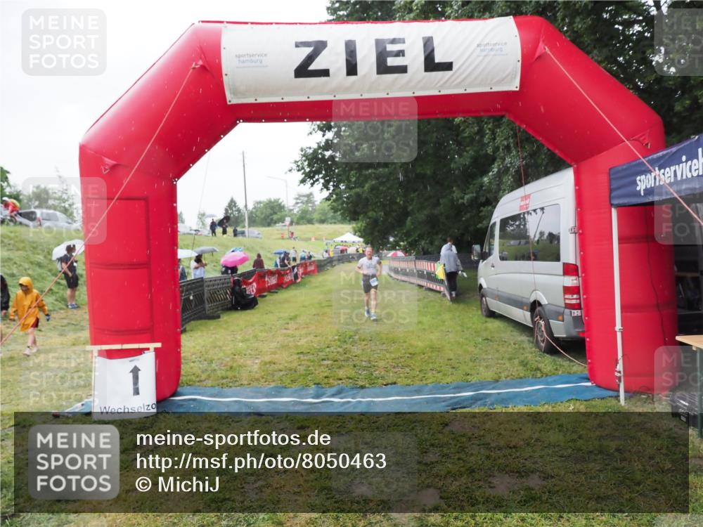 21.06.2025 - 27. Vierlanden-Triathlon MichiJ http://msf.ph/oto/8050463 15.06.2026 14:34:49 Ziel 1274 meine-sportfotos.de