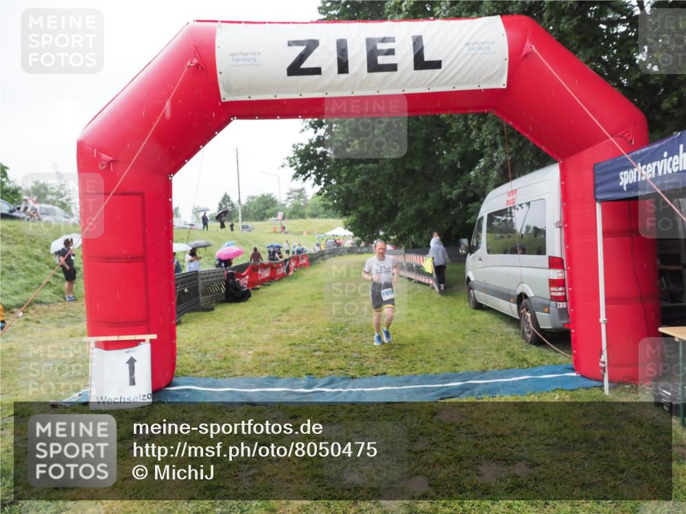 21.06.2025 - 27. Vierlanden-Triathlon MichiJ http://msf.ph/oto/8050475 15.06.2026 14:34:50 Ziel 1274 meine-sportfotos.de