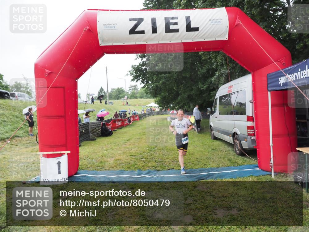 21.06.2025 - 27. Vierlanden-Triathlon MichiJ http://msf.ph/oto/8050479 15.06.2026 14:34:50 Ziel 1274 meine-sportfotos.de
