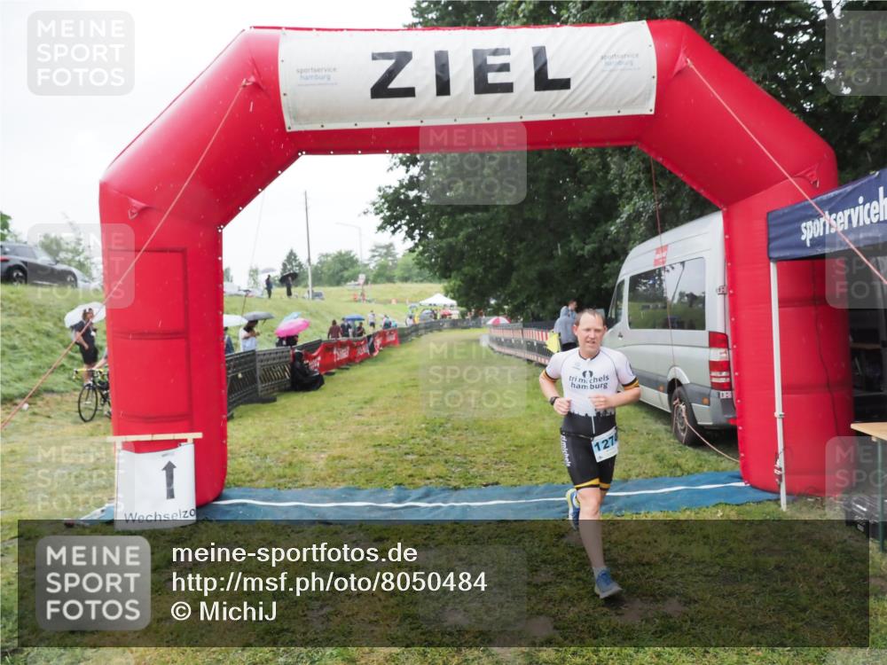 21.06.2025 - 27. Vierlanden-Triathlon MichiJ http://msf.ph/oto/8050484 15.06.2026 14:34:51 Ziel 1274 meine-sportfotos.de