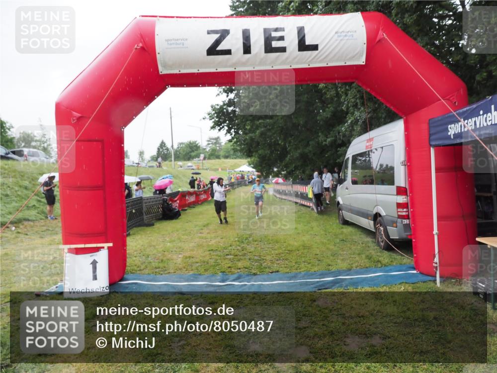 21.06.2025 - 27. Vierlanden-Triathlon MichiJ http://msf.ph/oto/8050487 15.06.2026 14:35:32 Ziel 215 meine-sportfotos.de