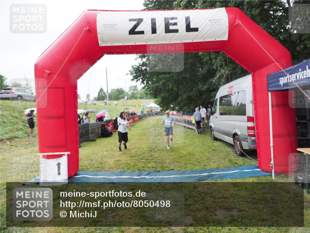 21.06.2025 - 27. Vierlanden-Triathlon MichiJ http://msf.ph/oto/8050498 15.06.2026 14:35:34 Ziel 215 meine-sportfotos.de