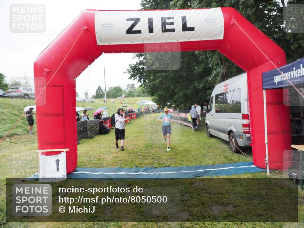 21.06.2025 - 27. Vierlanden-Triathlon MichiJ http://msf.ph/oto/8050500 15.06.2026 14:35:34 Ziel 215 meine-sportfotos.de