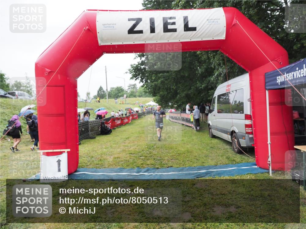 21.06.2025 - 27. Vierlanden-Triathlon MichiJ http://msf.ph/oto/8050513 15.06.2026 14:36:25 Ziel 1290 meine-sportfotos.de