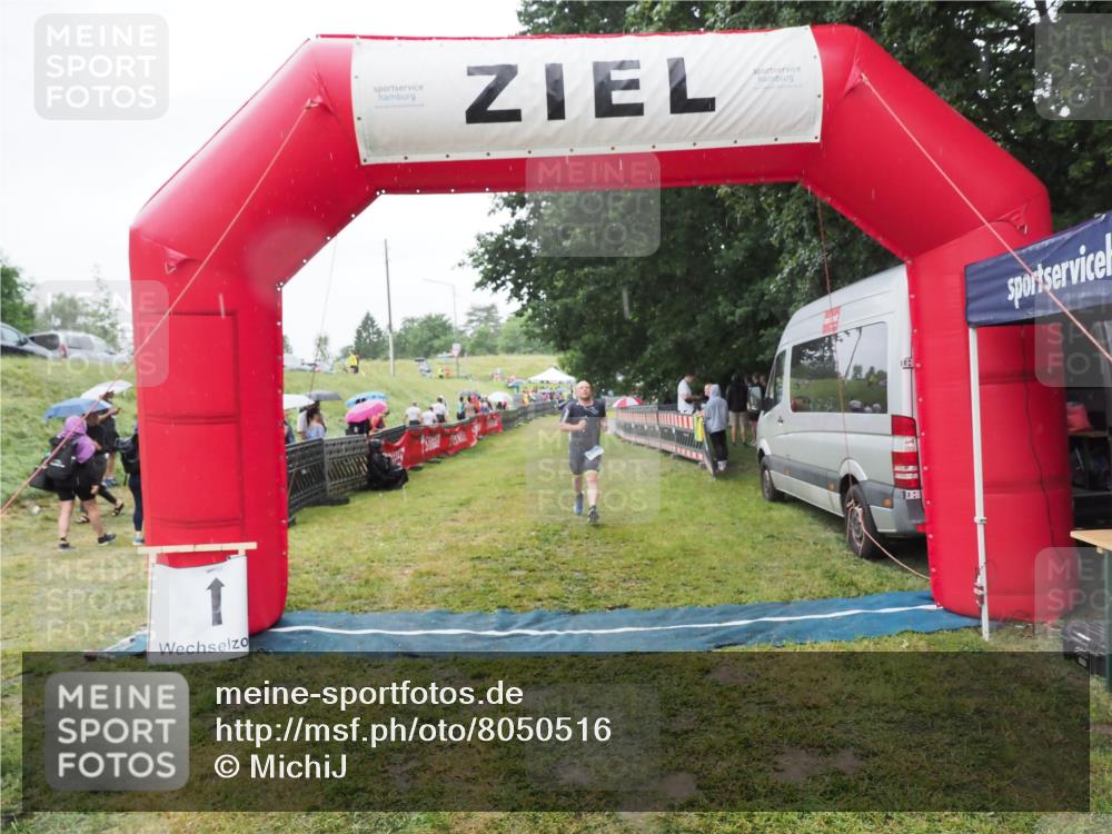 21.06.2025 - 27. Vierlanden-Triathlon MichiJ http://msf.ph/oto/8050516 15.06.2026 14:36:25 Ziel 1290 meine-sportfotos.de