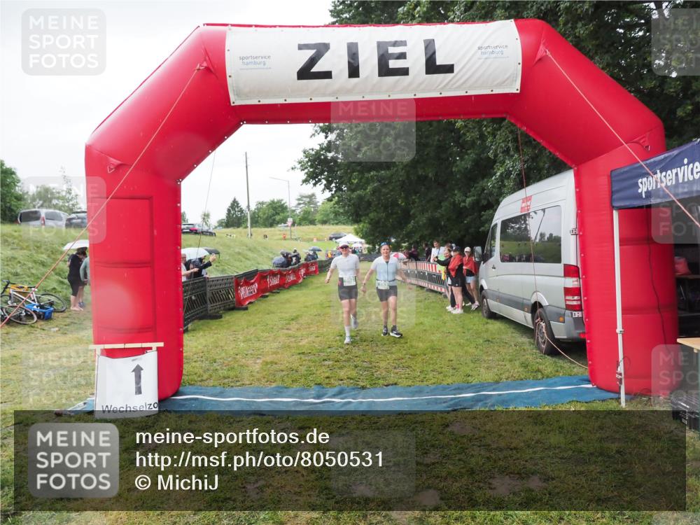 21.06.2025 - 27. Vierlanden-Triathlon MichiJ http://msf.ph/oto/8050531 15.06.2026 14:44:41 Ziel 883, 884 meine-sportfotos.de