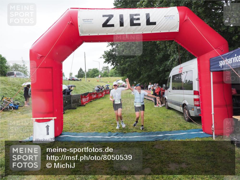 21.06.2025 - 27. Vierlanden-Triathlon MichiJ http://msf.ph/oto/8050539 15.06.2026 14:44:42 Ziel 883, 884 meine-sportfotos.de