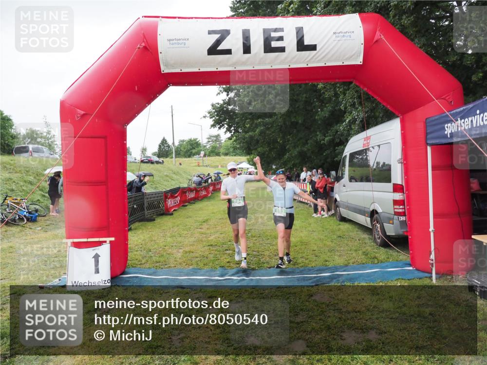 21.06.2025 - 27. Vierlanden-Triathlon MichiJ http://msf.ph/oto/8050540 15.06.2026 14:44:42 Ziel 883, 884 meine-sportfotos.de
