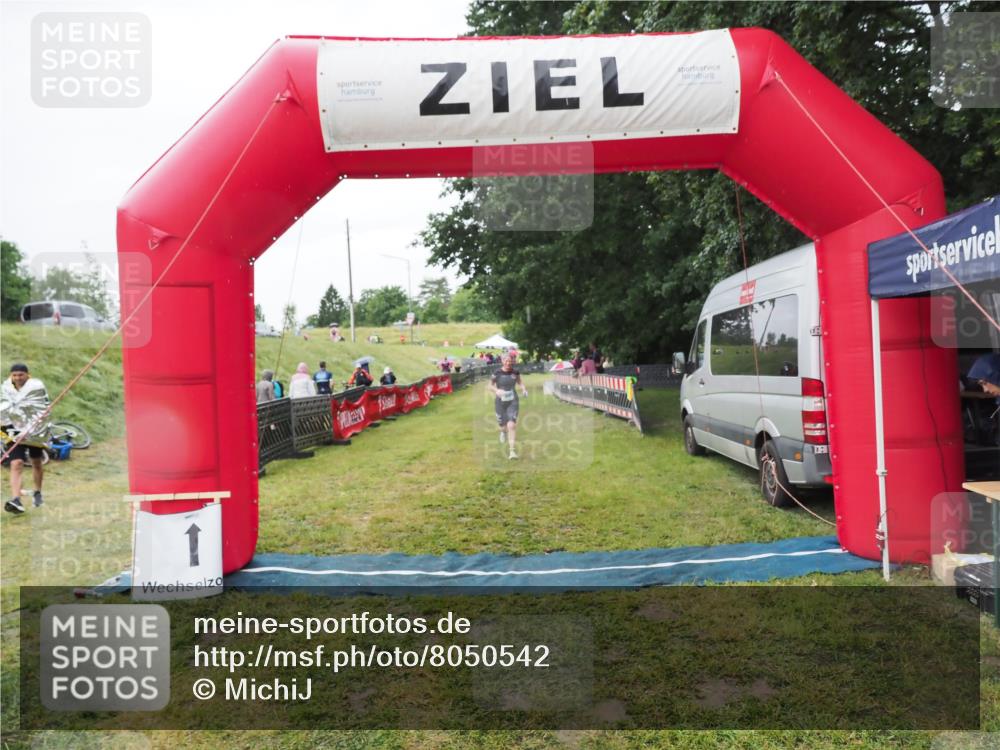 21.06.2025 - 27. Vierlanden-Triathlon MichiJ http://msf.ph/oto/8050542 15.06.2026 14:47:40 Ziel 1241 meine-sportfotos.de