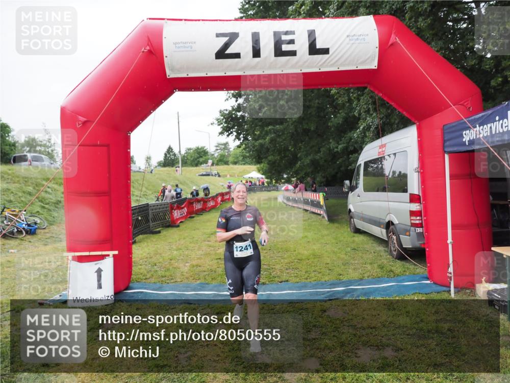 21.06.2025 - 27. Vierlanden-Triathlon MichiJ http://msf.ph/oto/8050555 15.06.2026 14:47:43 Ziel 1241 meine-sportfotos.de