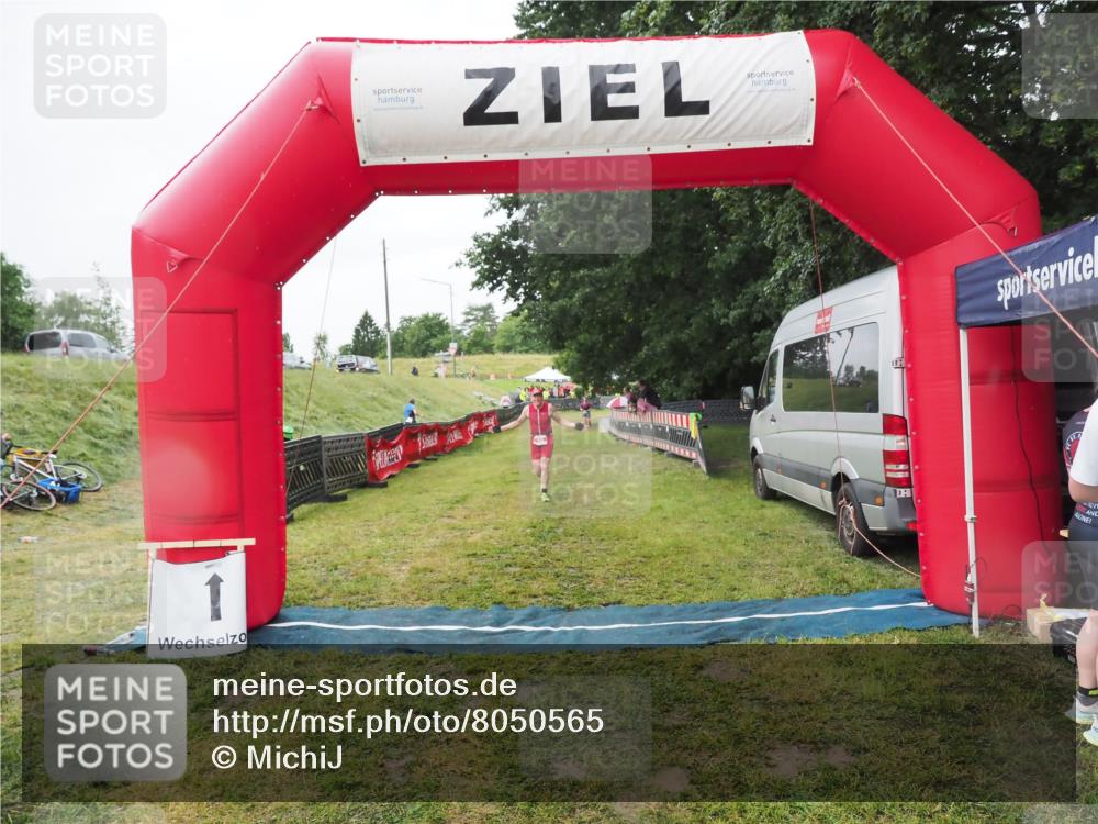 21.06.2025 - 27. Vierlanden-Triathlon MichiJ http://msf.ph/oto/8050565 15.06.2026 14:48:23 Ziel 16 meine-sportfotos.de