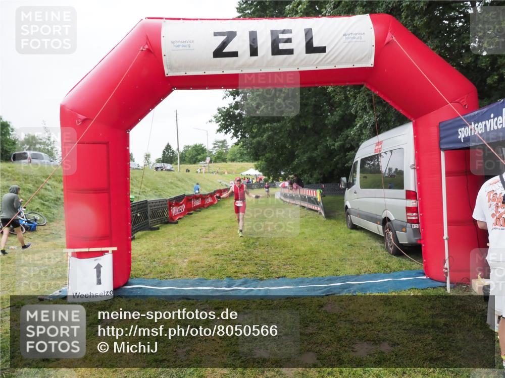 21.06.2025 - 27. Vierlanden-Triathlon MichiJ http://msf.ph/oto/8050566 15.06.2026 14:48:24 Ziel 16 meine-sportfotos.de