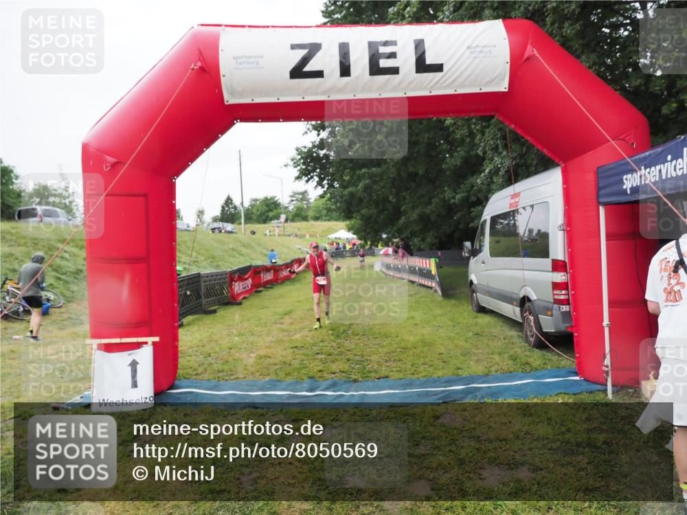 21.06.2025 - 27. Vierlanden-Triathlon MichiJ http://msf.ph/oto/8050569 15.06.2026 14:48:24 Ziel 16 meine-sportfotos.de