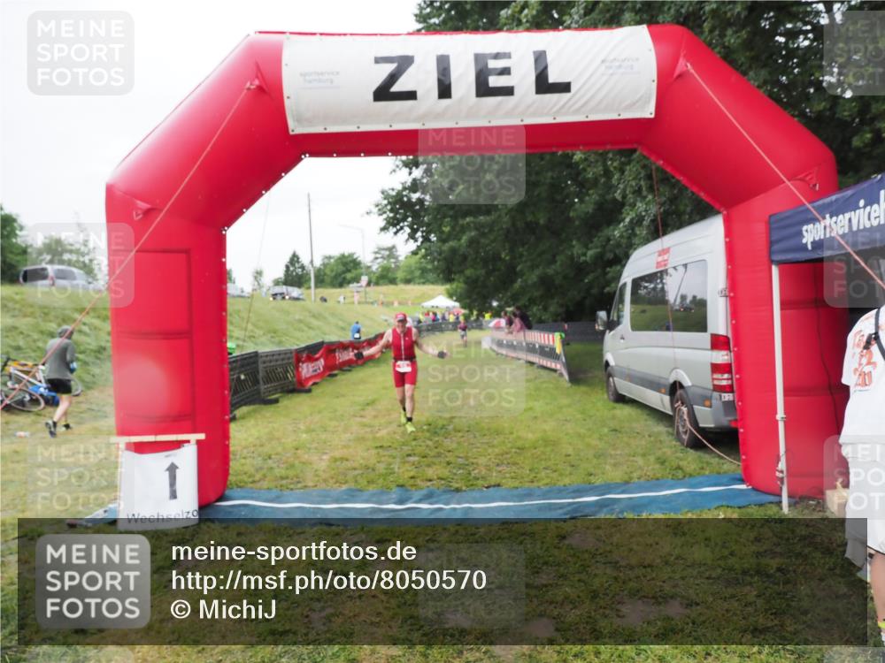 21.06.2025 - 27. Vierlanden-Triathlon MichiJ http://msf.ph/oto/8050570 15.06.2026 14:48:25 Ziel 16 meine-sportfotos.de