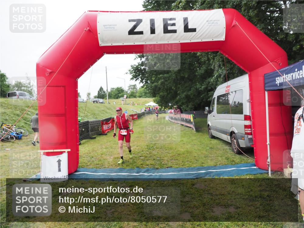 21.06.2025 - 27. Vierlanden-Triathlon MichiJ http://msf.ph/oto/8050577 15.06.2026 14:48:26 Ziel 16 meine-sportfotos.de