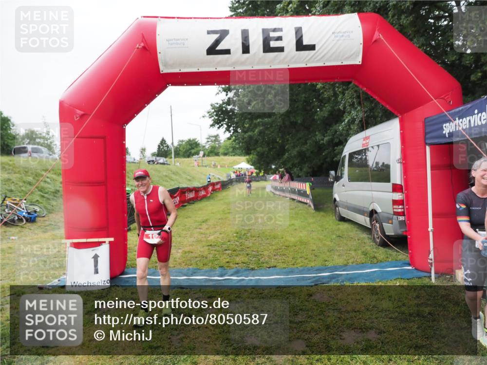 21.06.2025 - 27. Vierlanden-Triathlon MichiJ http://msf.ph/oto/8050587 15.06.2026 14:48:27 Ziel 16 meine-sportfotos.de