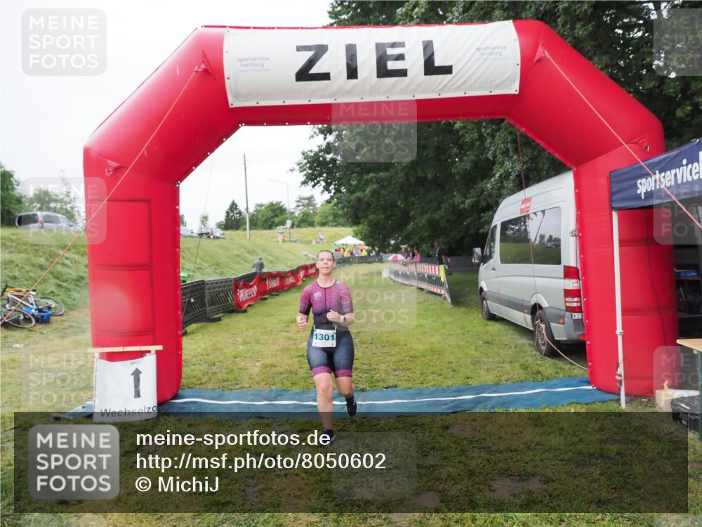 21.06.2025 - 27. Vierlanden-Triathlon MichiJ http://msf.ph/oto/8050602 15.06.2026 14:48:36 Ziel 1301 meine-sportfotos.de