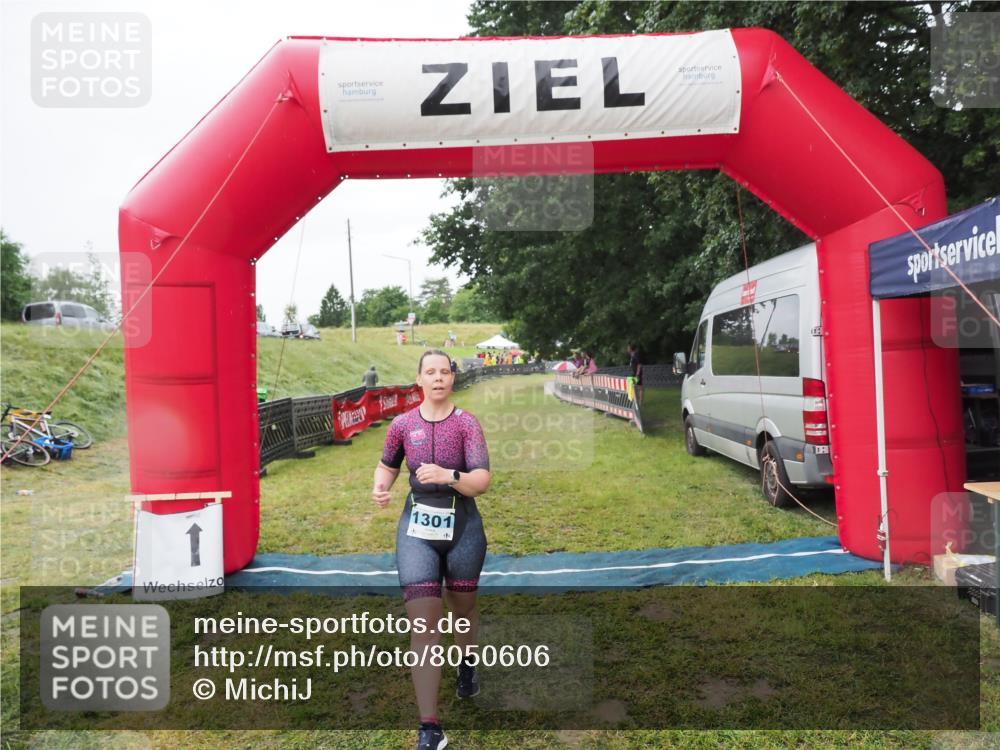 21.06.2025 - 27. Vierlanden-Triathlon MichiJ http://msf.ph/oto/8050606 15.06.2026 14:48:36 Ziel 1301 meine-sportfotos.de