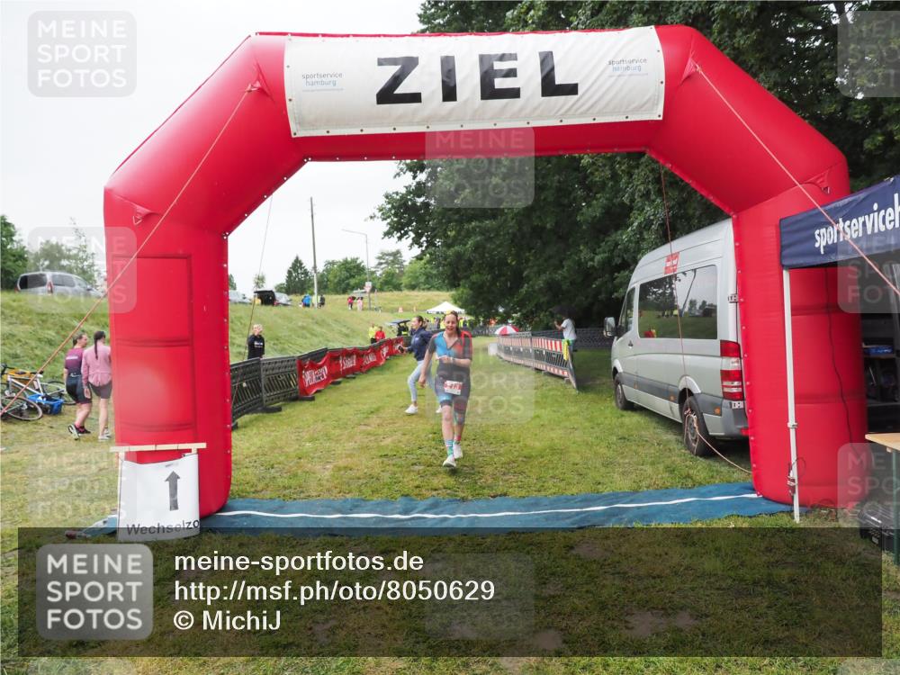 21.06.2025 - 27. Vierlanden-Triathlon MichiJ http://msf.ph/oto/8050629 15.06.2026 14:52:40 Ziel 213 meine-sportfotos.de