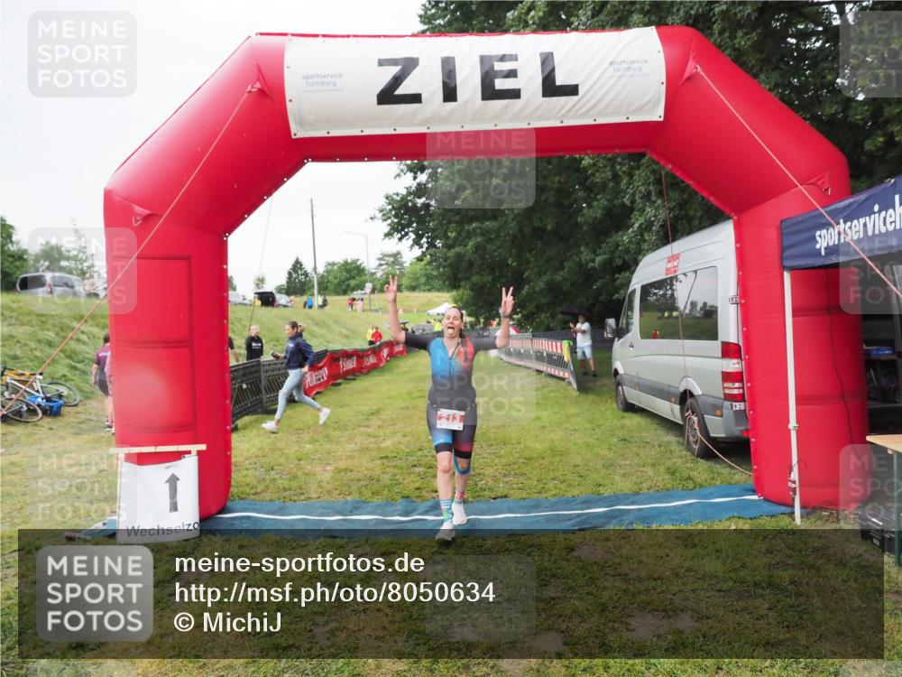 21.06.2025 - 27. Vierlanden-Triathlon MichiJ http://msf.ph/oto/8050634 15.06.2026 14:52:41 Ziel 213 meine-sportfotos.de