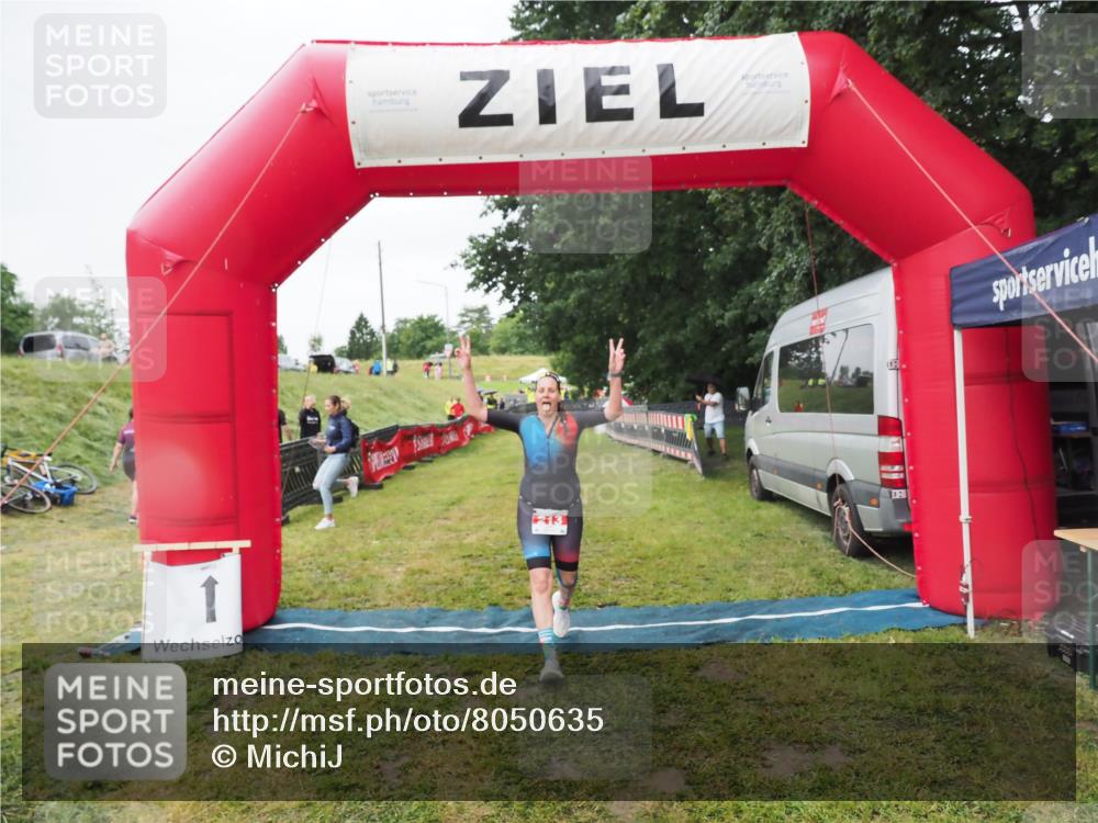 21.06.2025 - 27. Vierlanden-Triathlon MichiJ http://msf.ph/oto/8050635 15.06.2026 14:52:41 Ziel 213 meine-sportfotos.de